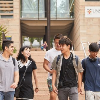 榴莲官网 students walking on campus